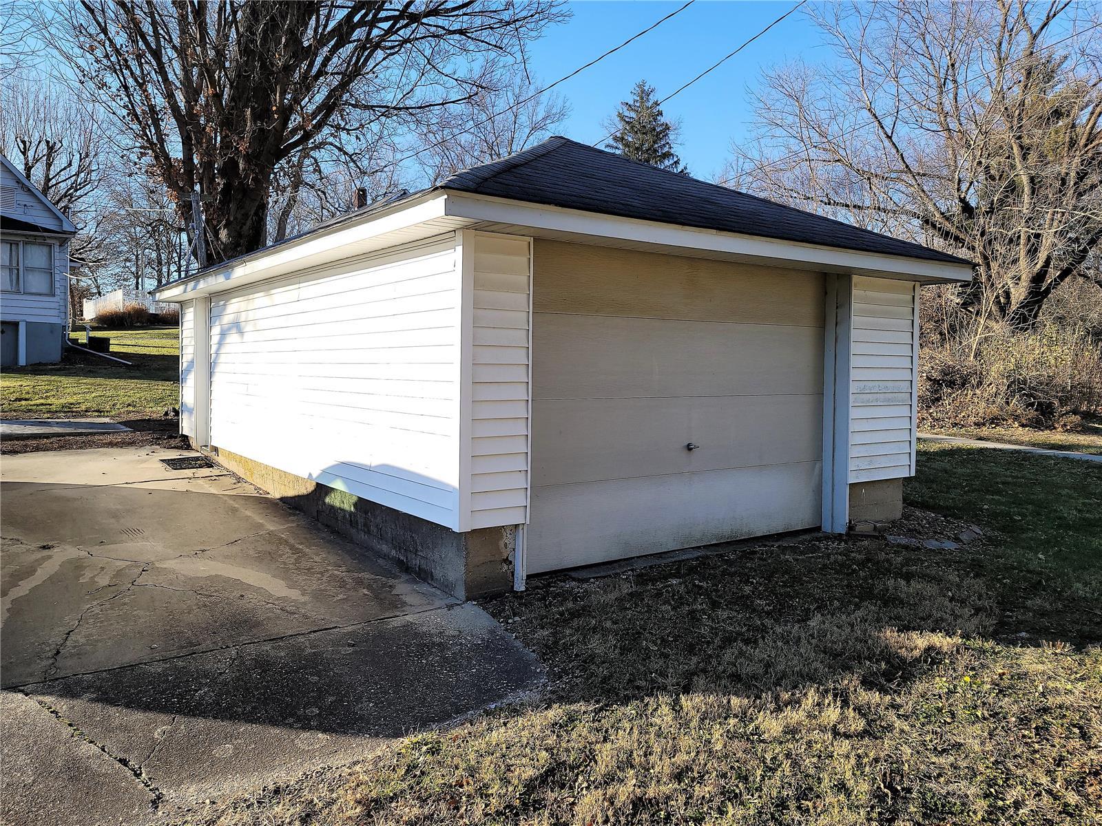 2011 Summit Street Hillsboro, IL 62049 - Photo 3 of 12 Gallery Image 3
