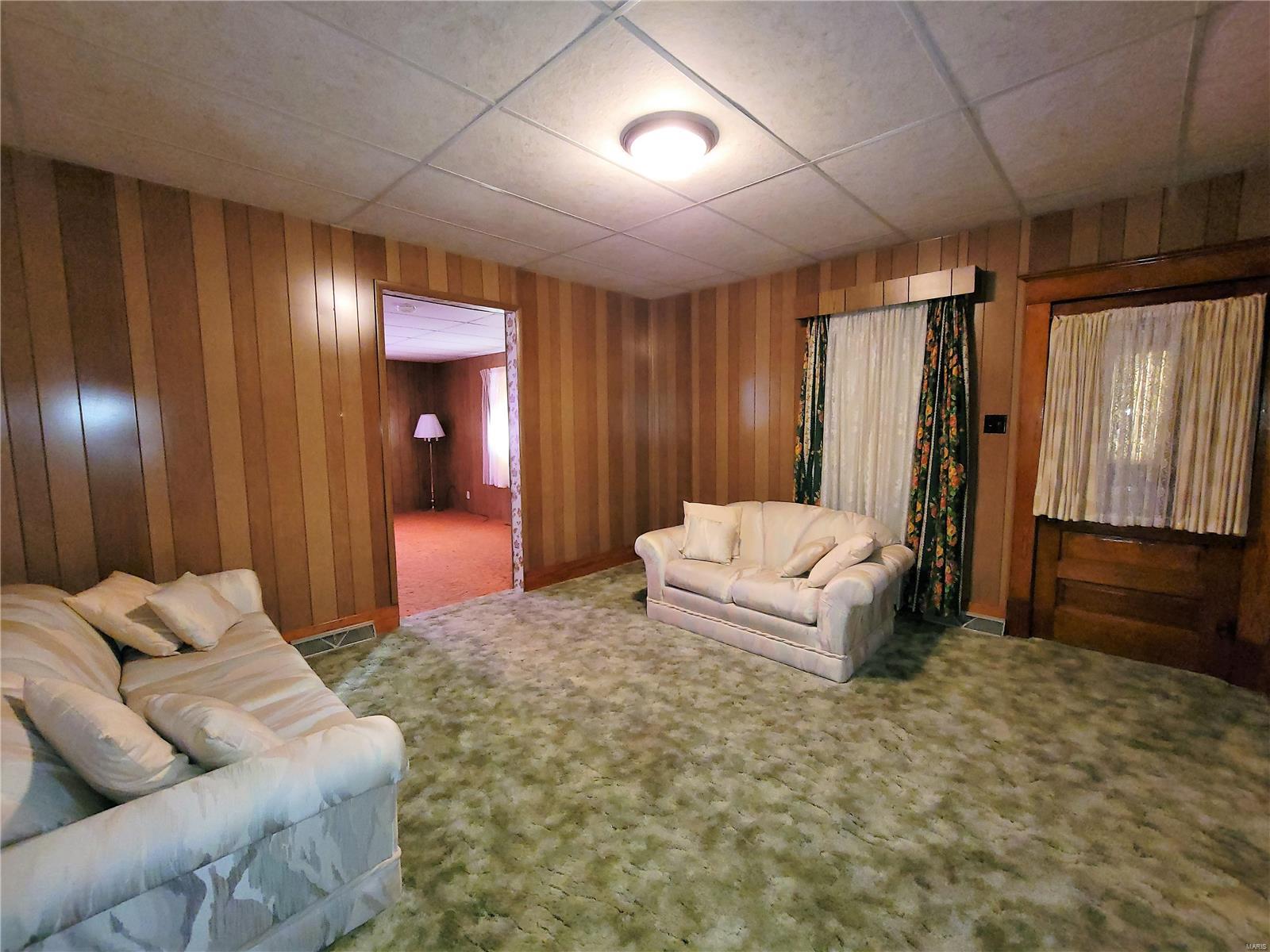 2011 Summit Street Hillsboro, IL 62049 - Photo 5 of 12 Gallery Image 5