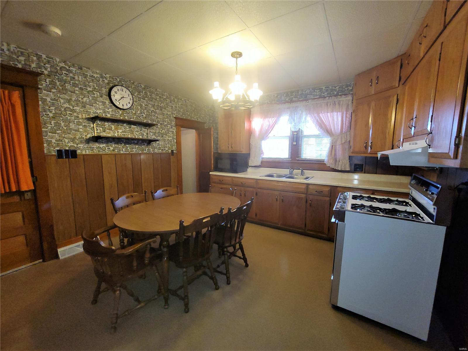 2011 Summit Street Hillsboro, IL 62049 - Photo 6 of 12 Gallery Image 6