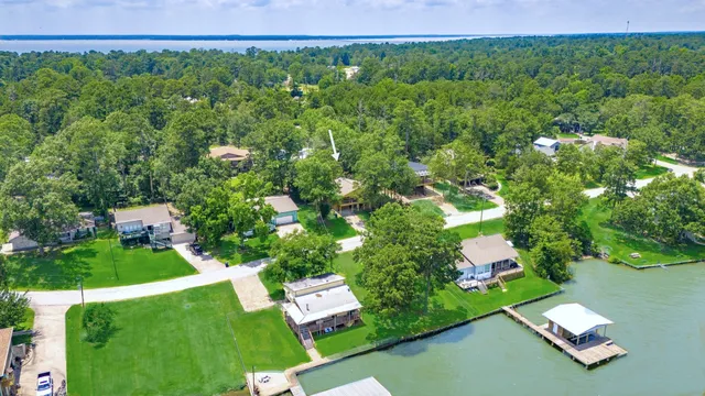 $325,000 | 311 Harbor Drive, Onalaska, TX 77360