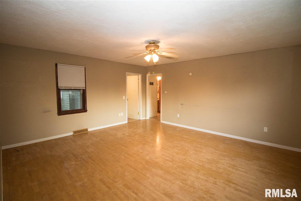112 Esser Street Washington, IL 61571 - Photo 3 of 11 Gallery Image 3