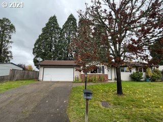 3746 Cherokee Drive Springfield, OR 97478 - Photo 2 of 26 a front view of a house with garden