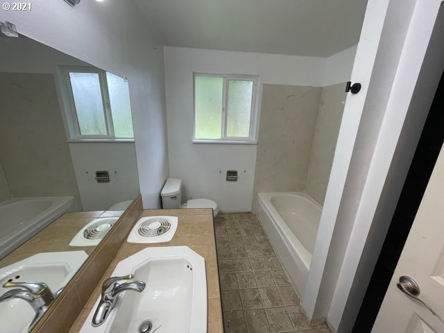 3746 Cherokee Drive Springfield, OR 97478 - Photo 14 of 26 a view of bathroom with a washing machine