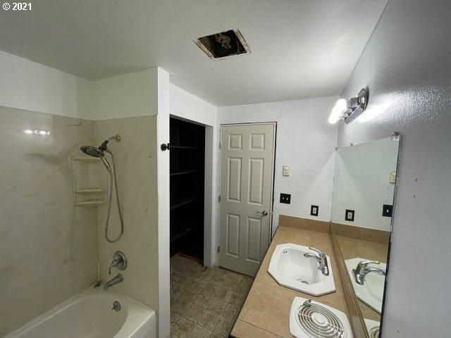 3746 Cherokee Drive Springfield, OR 97478 - Photo 15 of 26 a bathroom with a tub sink and shower
