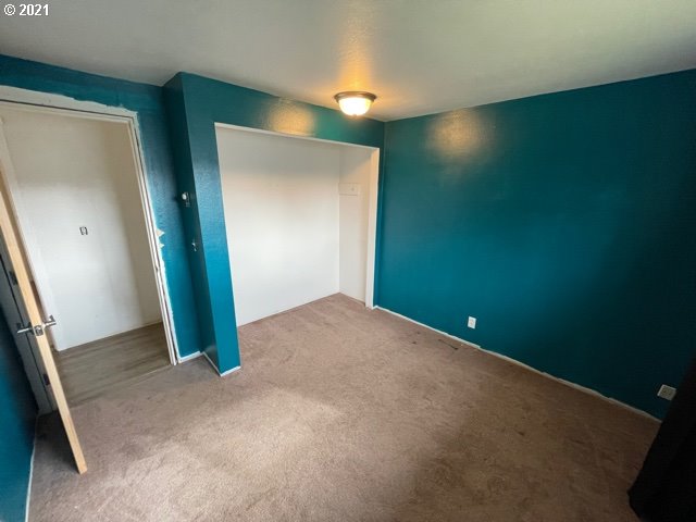 3746 Cherokee Drive Springfield, OR 97478 - Photo 18 of 26 an empty room with closet area