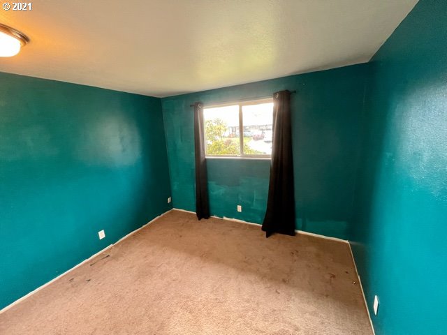 3746 Cherokee Drive Springfield, OR 97478 - Photo 19 of 26 a view of a big room with windows