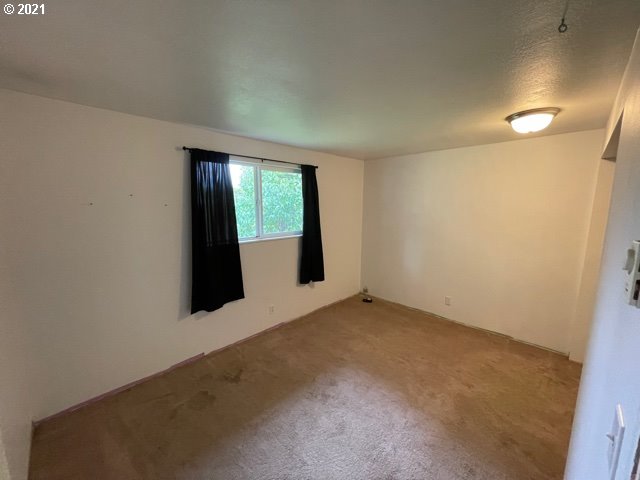 3746 Cherokee Drive Springfield, OR 97478 - Photo 20 of 26 an empty room with windows