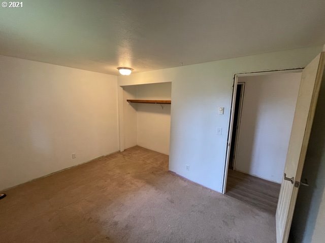 3746 Cherokee Drive Springfield, OR 97478 - Photo 21 of 26 an empty room with an entryway