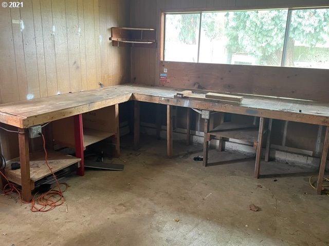 3746 Cherokee Drive Springfield, OR 97478 - Photo 23 of 26 a workspace with furniture and window
