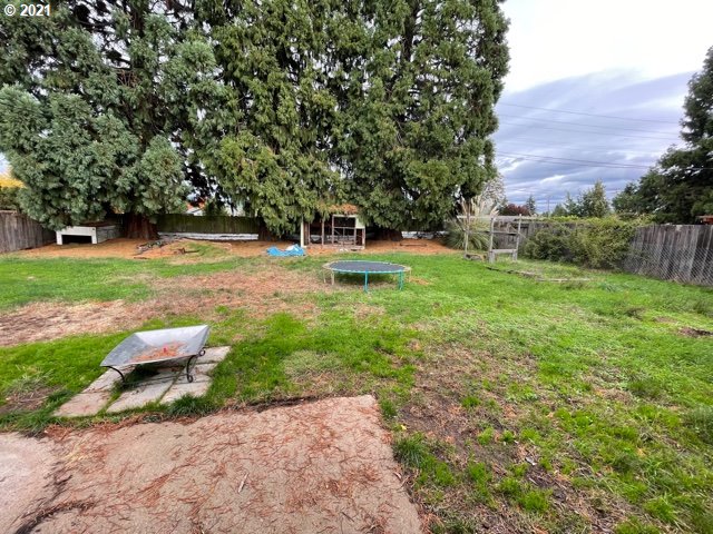 3746 Cherokee Drive Springfield, OR 97478 - Photo 25 of 26 a view of backyard with green space