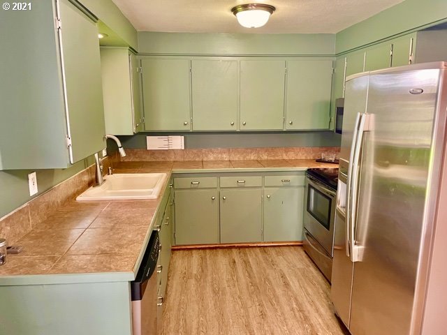 3746 Cherokee Drive Springfield, OR 97478 - Photo 10 of 26 a kitchen with a refrigerator and a sink