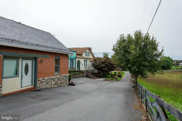 a view of a house with backyard and garden