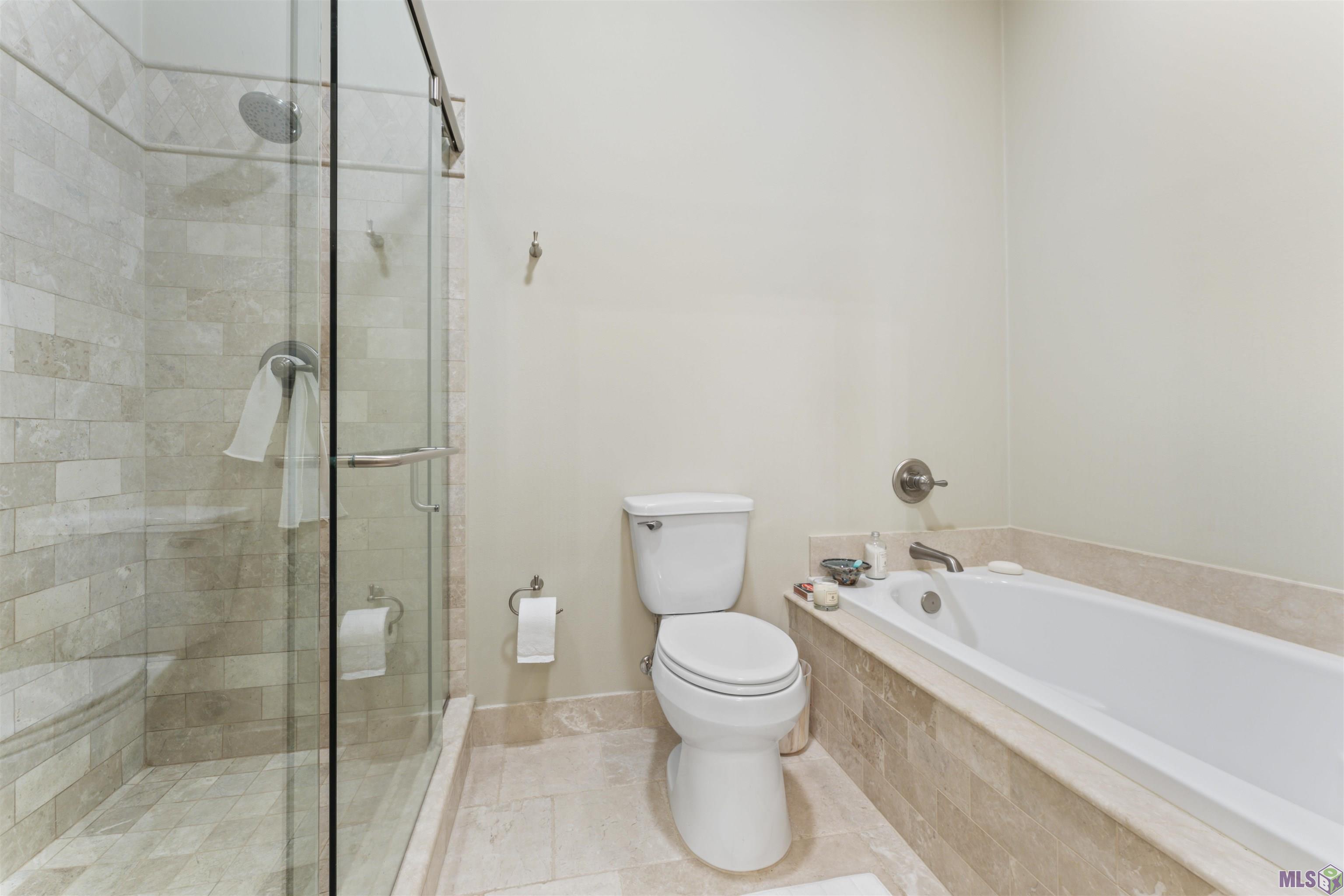 7958 Wrenwood Boulevard, Unit B Baton Rouge, LA 70809 - Photo 5 of 11 Main bathroom