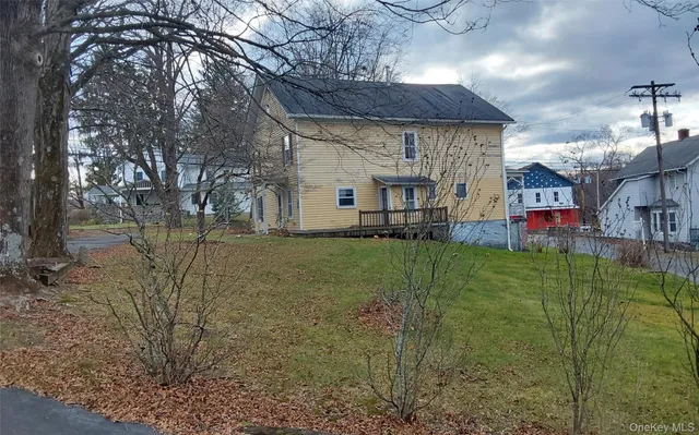 a view of a house with a yard