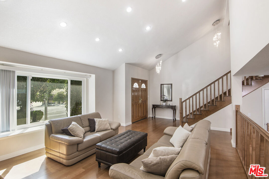 18906 Killimore Court Porter Ranch, CA 91326 - Photo 4 of 33 Gallery Image 4