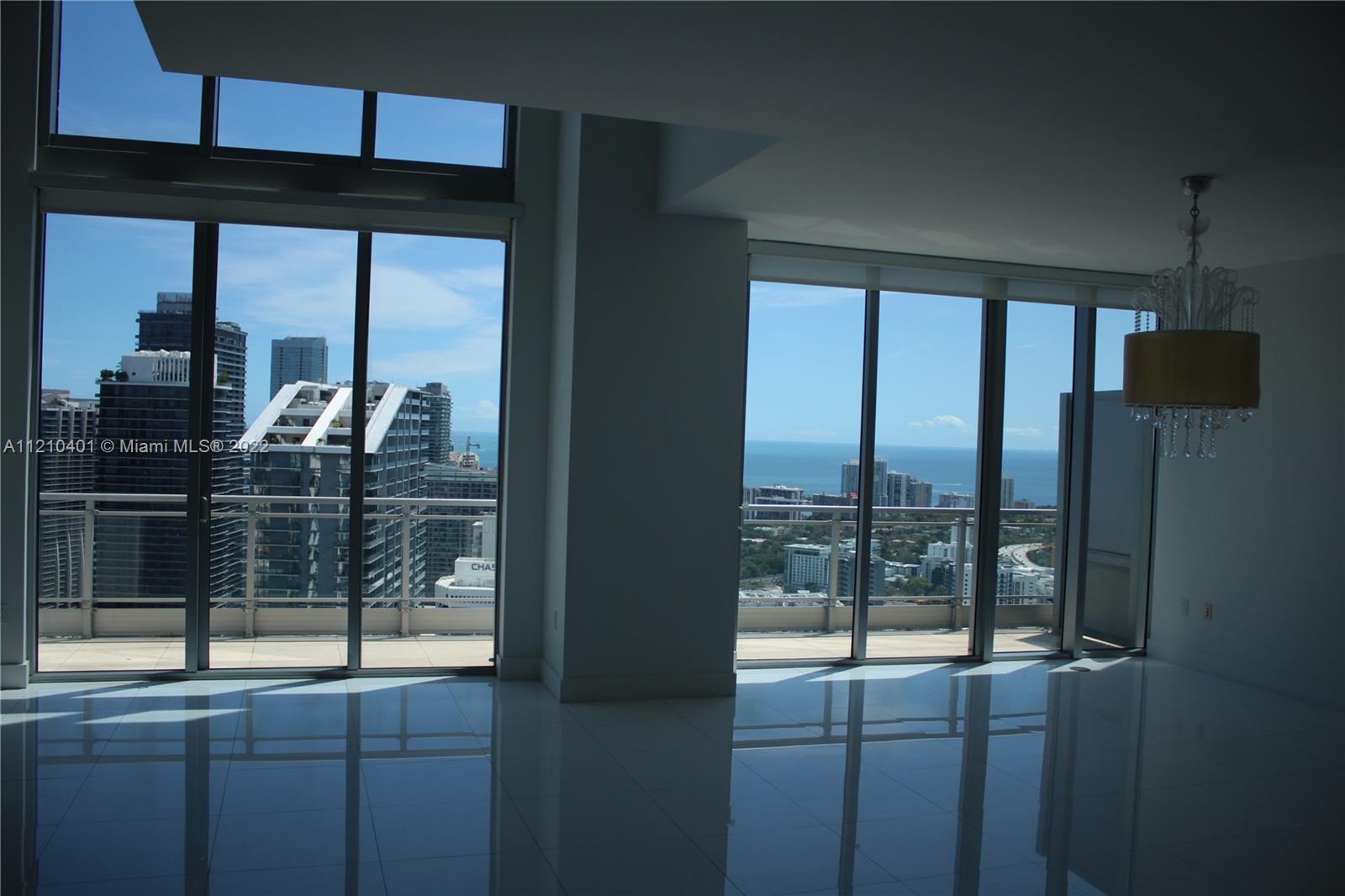 92 Southwest 3rd Street, Unit 5204 Miami, FL 33130 - Photo 3 of 20 a room with window