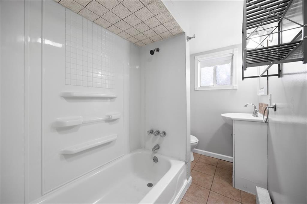 137 South 12th Street Pittsburgh, PA 15203 - Photo 13 of 24 a bathroom with a bathtub and a sink