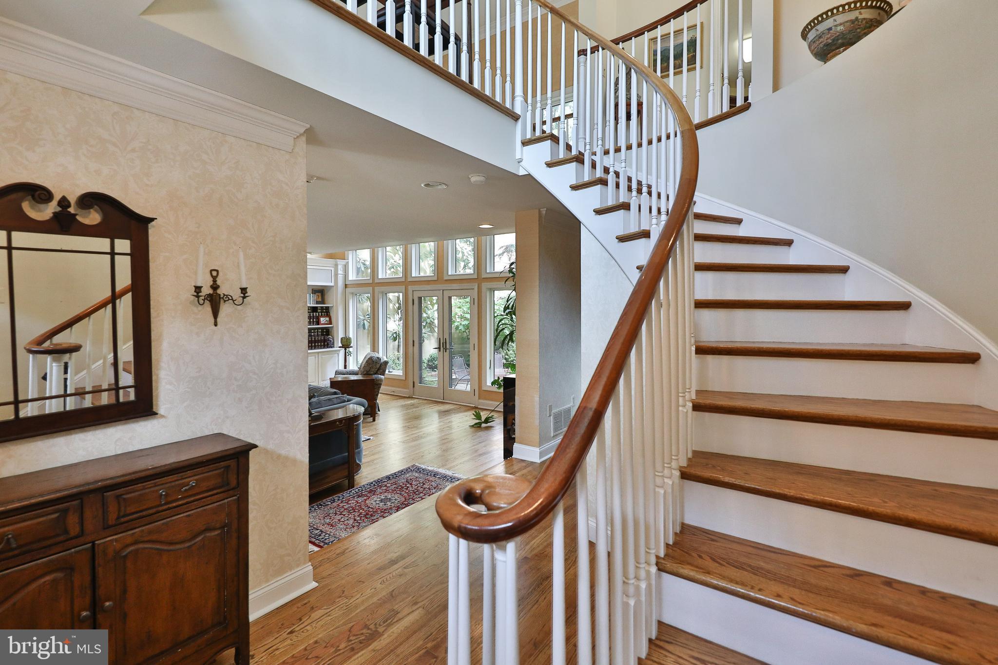 701 Pine Street Philadelphia, PA 19106 - Photo 2 of 32 Scarlett is going to Sweep Down that Staircase