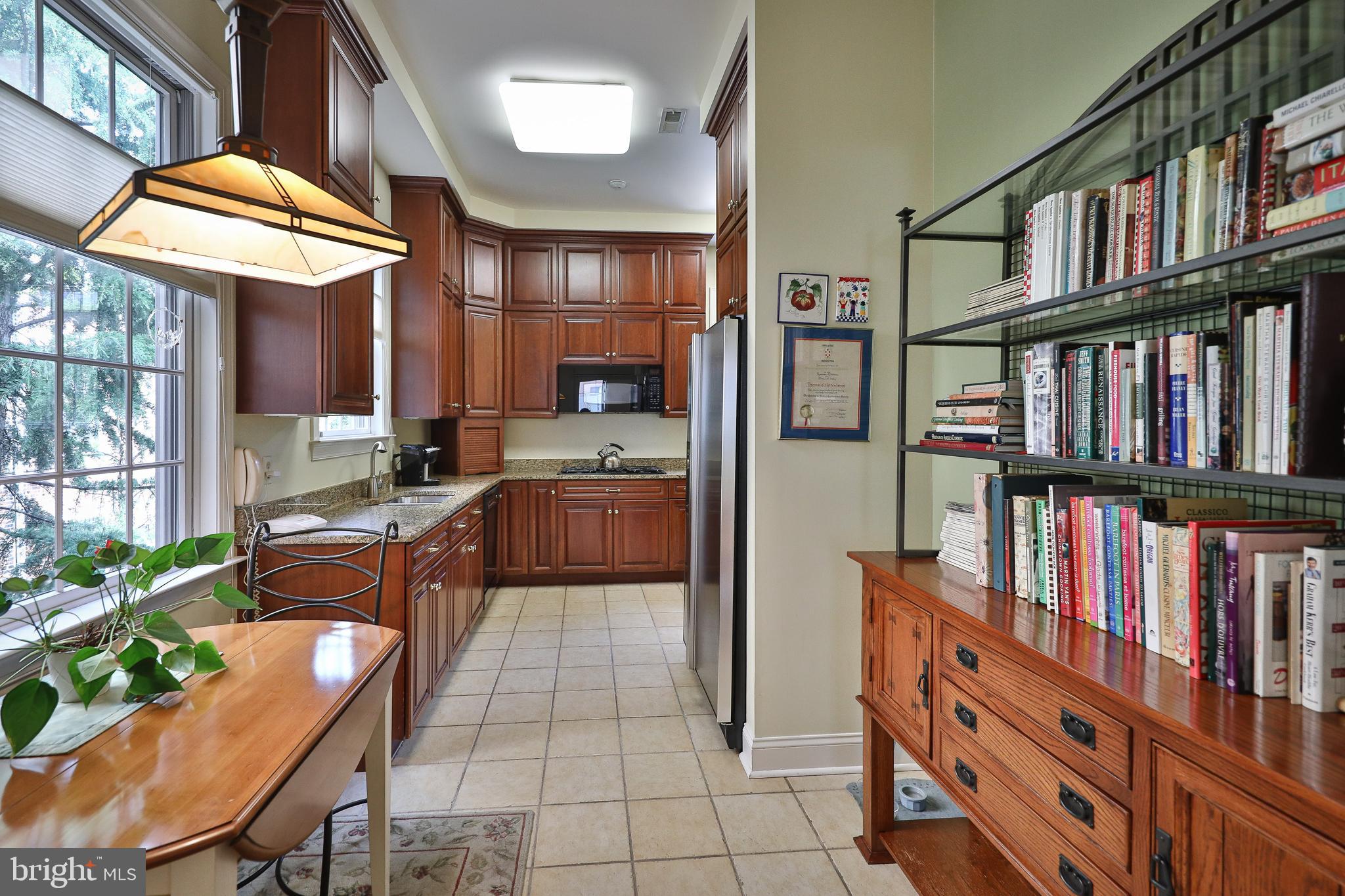 701 Pine Street Philadelphia, PA 19106 - Photo 17 of 32 Plenty of Room for a Table