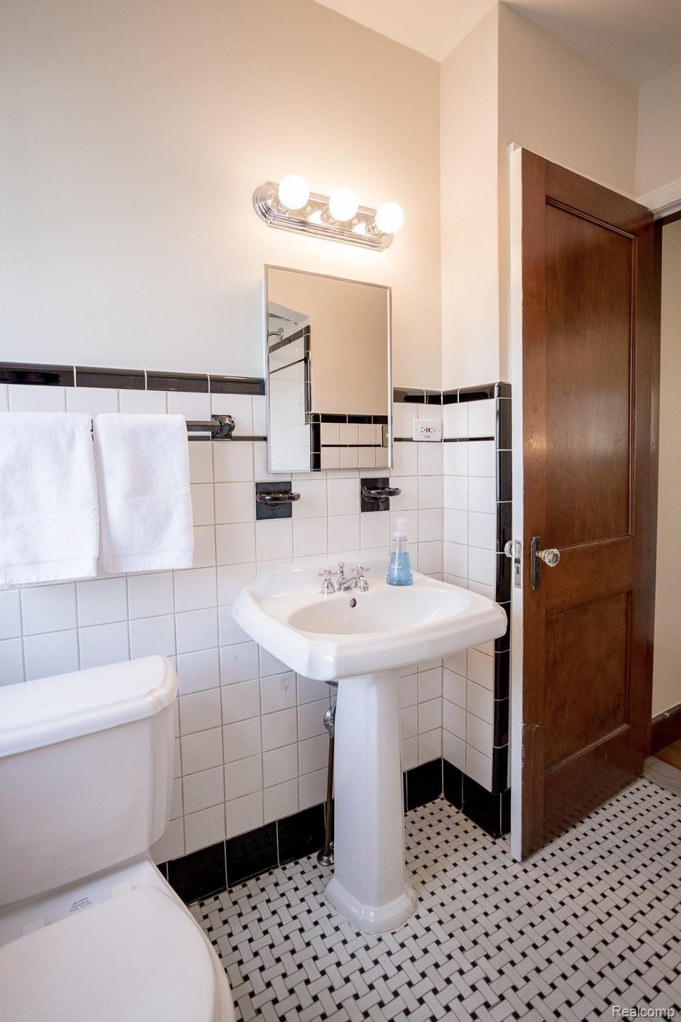 123 Mapleton Road Grosse Pointe, MI 48236 - Photo 12 of 30 123Mapleton-109.jpg