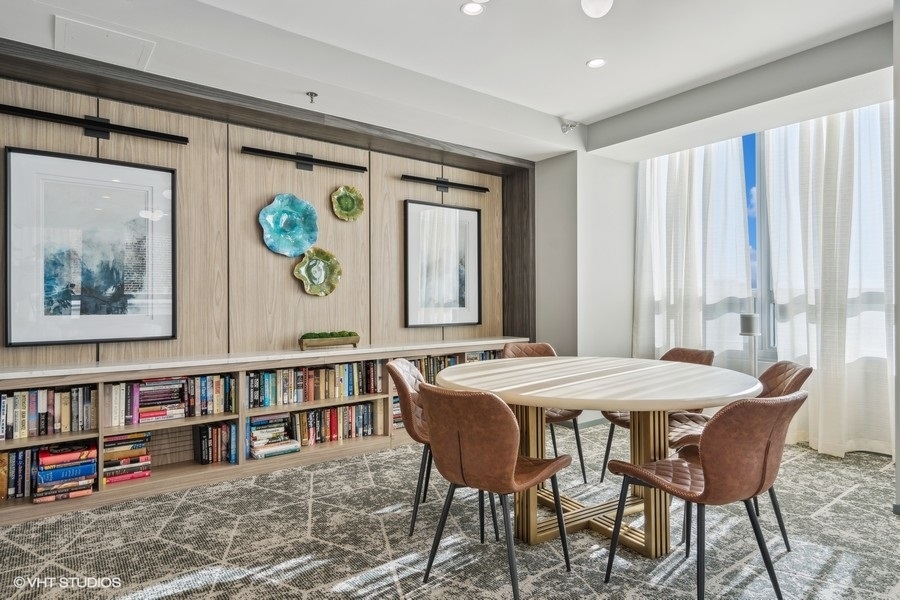 701 South Wells Street, Unit 1904 Chicago, IL 60607 - Photo 19 of 22 a dining room with a table and chairs