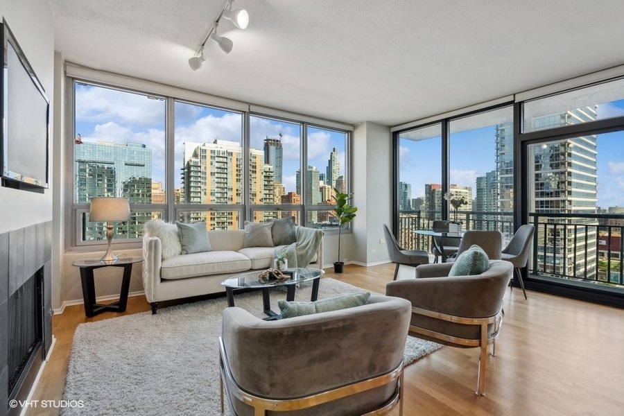 701 South Wells Street, Unit 1904 Chicago, IL 60607 - Photo 3 of 22 a living room with furniture and a large window