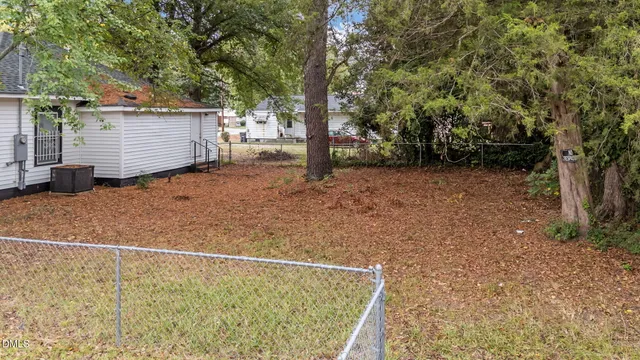 a view of a backyard