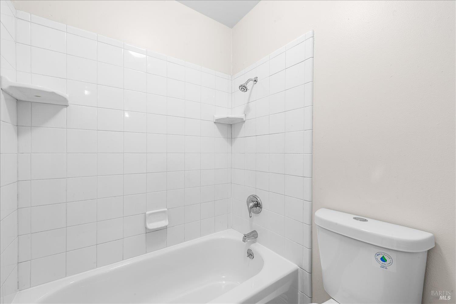 130 Del Rio Circle, Unit 2 Vacaville, CA 95687 - Photo 18 of 33 a bathroom with a bathtub and a toilet