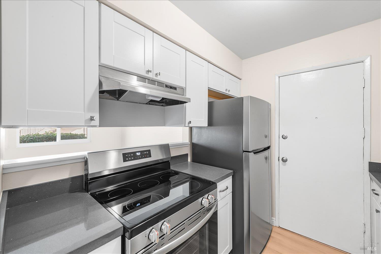 130 Del Rio Circle, Unit 2 Vacaville, CA 95687 - Photo 10 of 33 a kitchen with appliances and cabinets