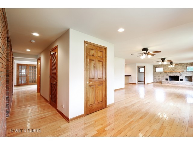 21 South Elmhurst Road Prospect Heights, IL 60070 - Photo 2 of 13 a view of a livingroom with furniture hardwood floor and a ceiling fan