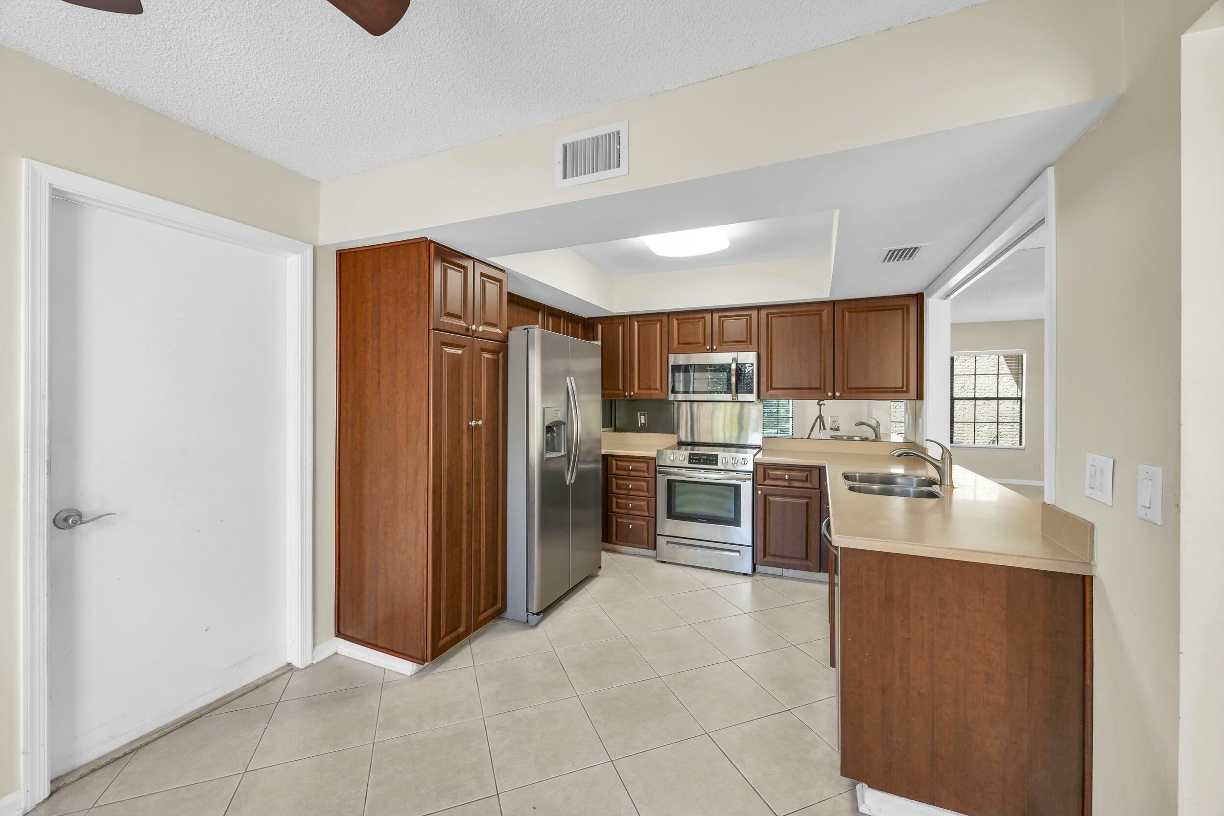 11206 Applegate Circle Boynton Beach, FL 33437 - Photo 14 of 34 tempImagehjGPlN
