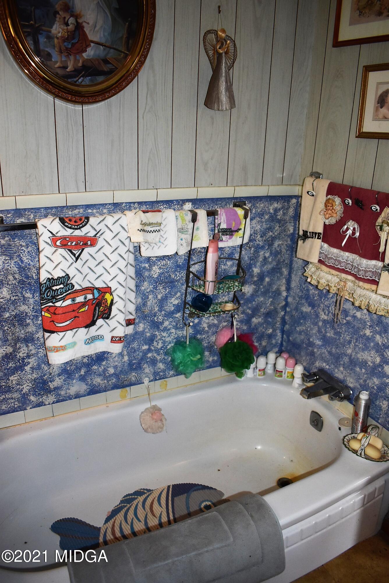 4238 Jones Road Macon, GA 31216 - Photo 21 of 31 a room with toys and flowers