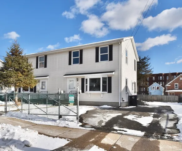 $2,400 | 72 Center Street, Unit 72, Holyoke, MA 01040