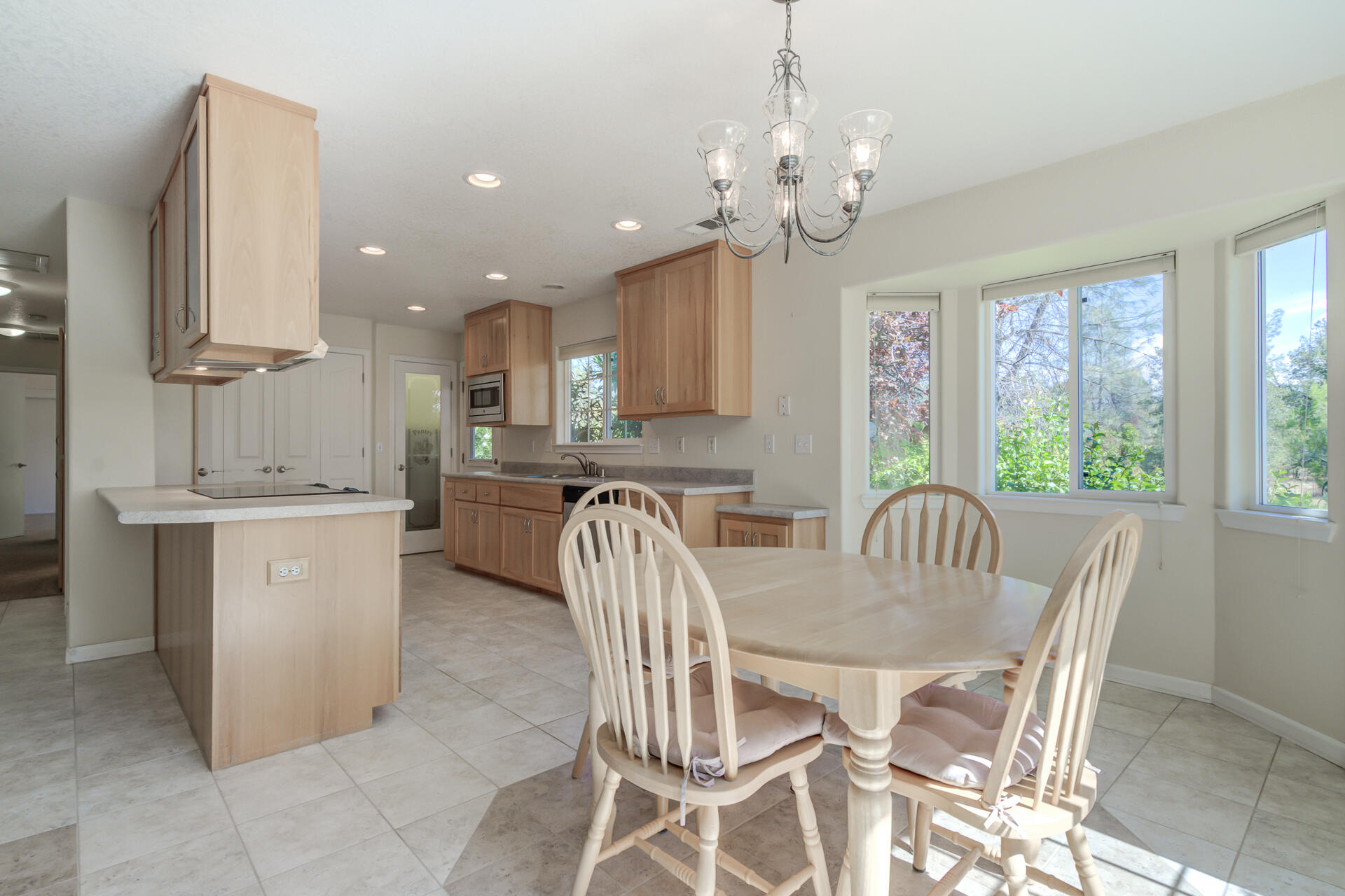 20798 Teachs Trail Redding, CA 96003 - Photo 8 of 46 20798TeachsTrl-9