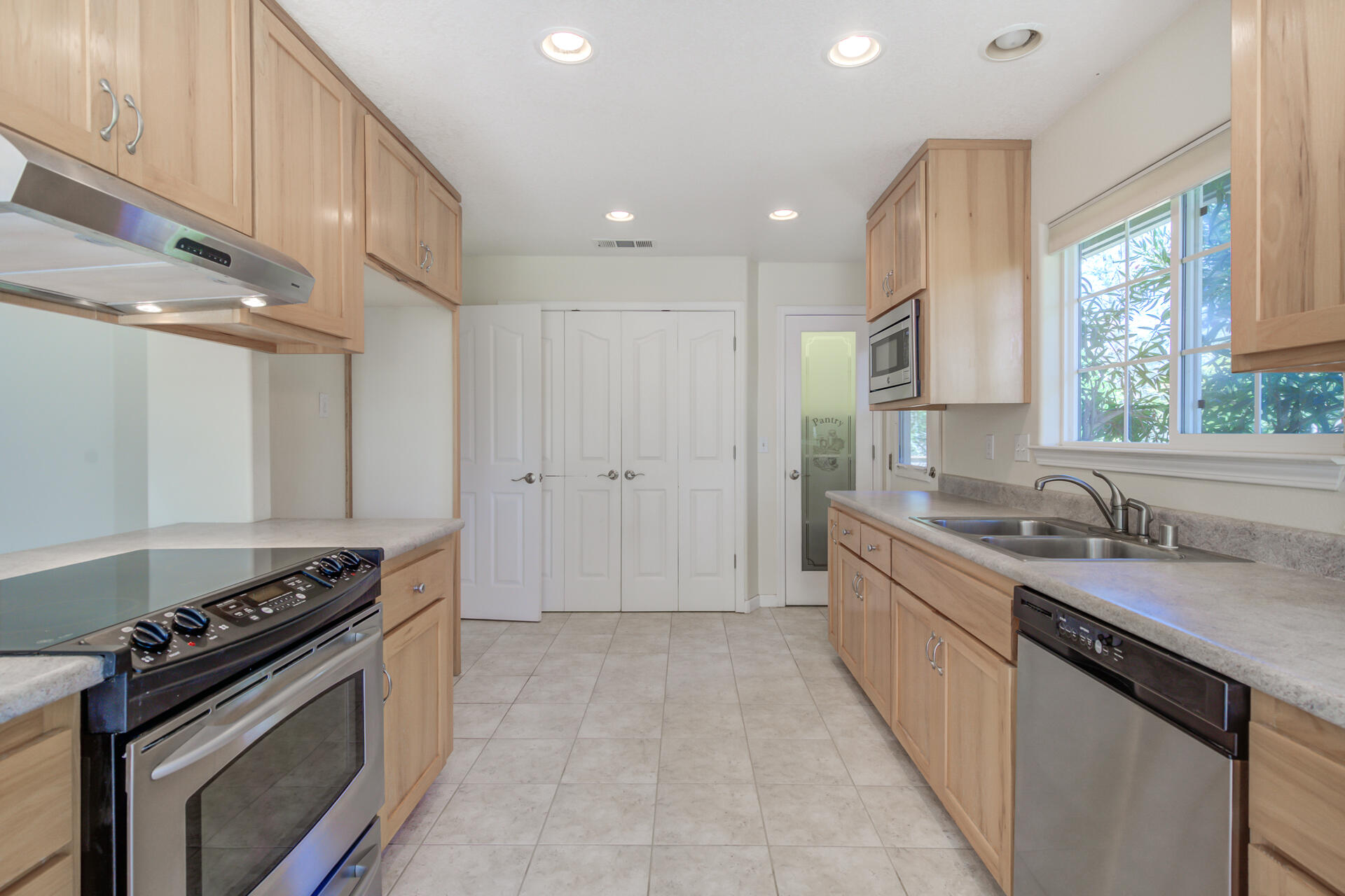 20798 Teachs Trail Redding, CA 96003 - Photo 10 of 46 20798TeachsTrl-12
