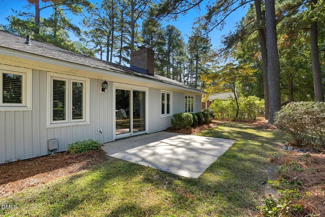a view of a house with backyard and porch