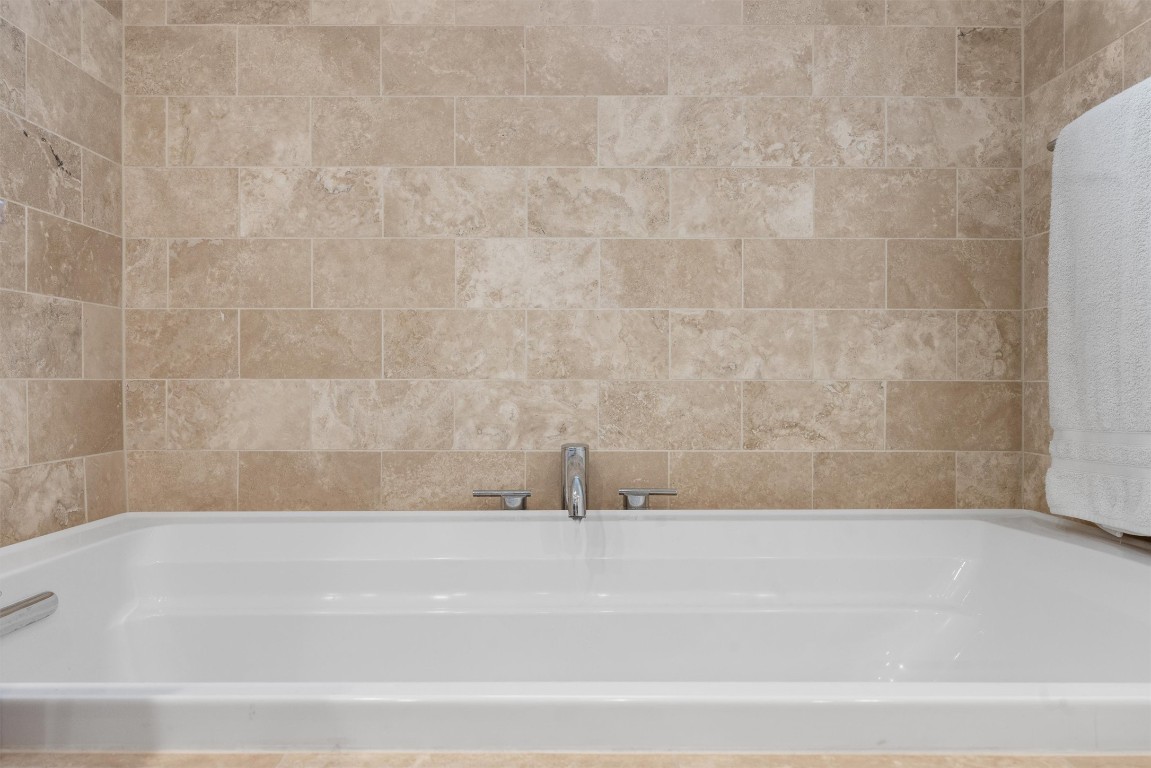 1600 Barton Springs Road, Unit 5301 Austin, TX 78704 - Photo 11 of 30 a bathroom with a bathtub