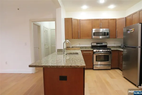 $609,000 | 2403 Windsor Park Court, Unit 403, Englewood, NJ 07631