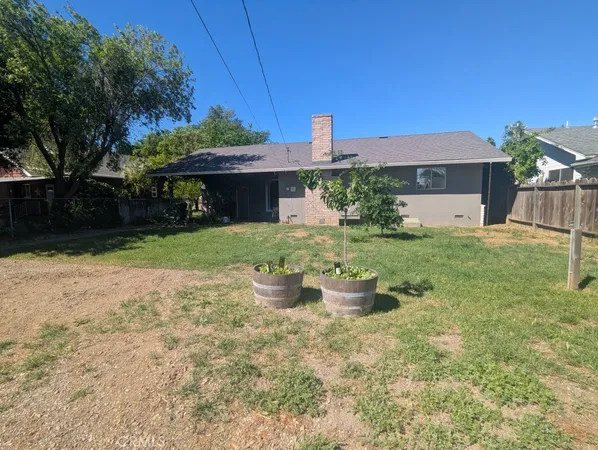 a view of a fountain in front of house