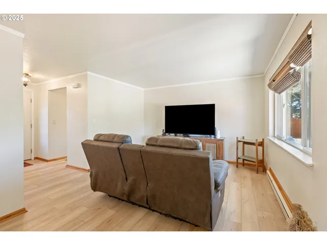 $329,000 | 490 Char Street, Roseburg, OR 97471