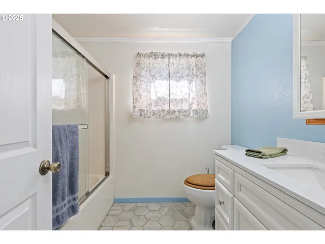 $329,000 | 490 Char Street, Roseburg, OR 97471