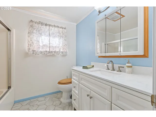 $329,000 | 490 Char Street, Roseburg, OR 97471