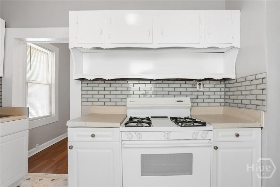 1023 West 37th Street Savannah, GA 31415 - Photo 14 of 33 Full tile backsplash.