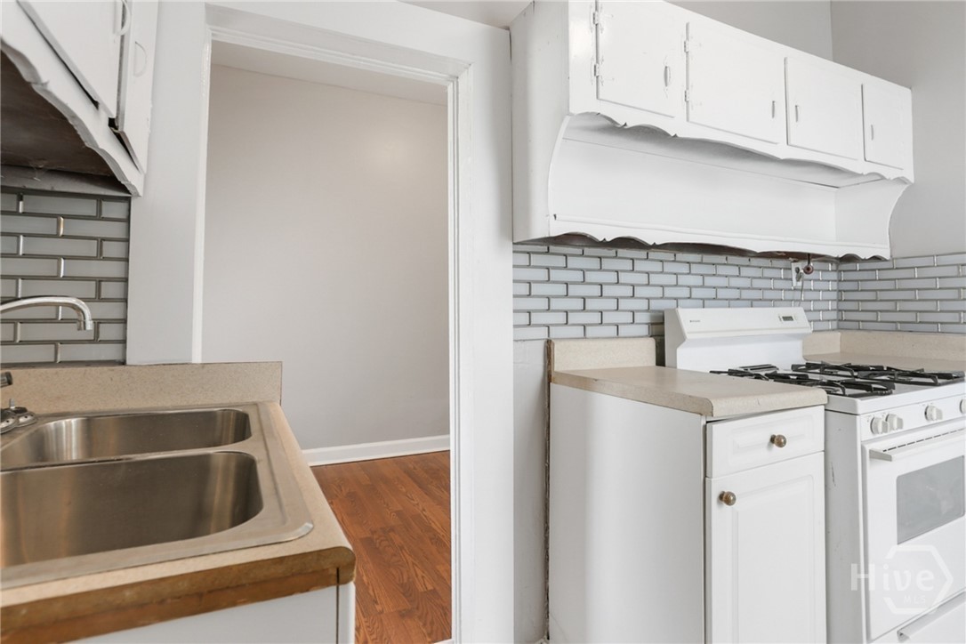 1023 West 37th Street Savannah, GA 31415 - Photo 15 of 33 Double sink.