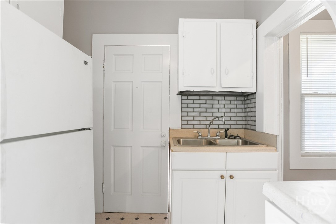 1023 West 37th Street Savannah, GA 31415 - Photo 16 of 33 Refrigerator stays with the home.