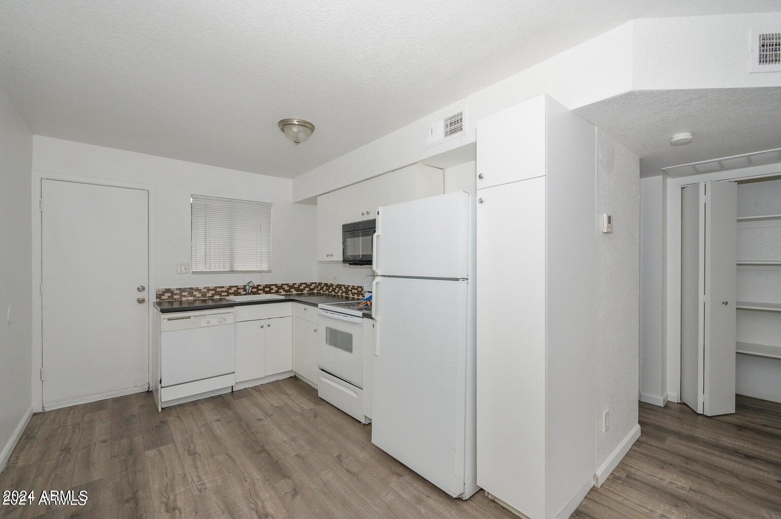 2049 West Hayward Avenue, Unit 10 Phoenix, AZ 85021 - Photo 5 of 14 20220816035342393570000000-o