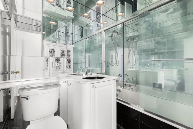 $1,595,000 | 150 East 69th Street, Unit 11L | Lenox Hill