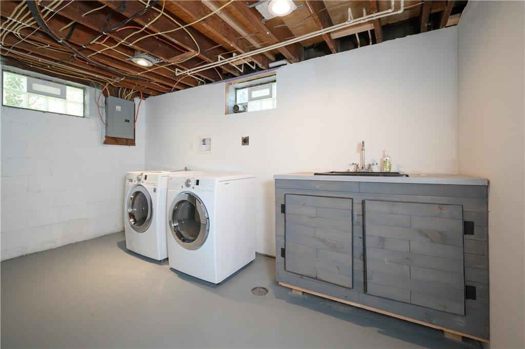 532 Oregon Avenue Rochester, PA 15074 - Photo 15 of 25 a utility room with dryer and washer