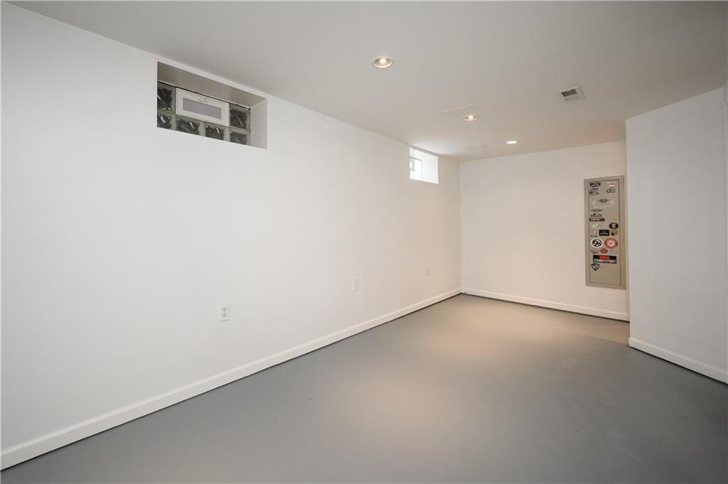 532 Oregon Avenue Rochester, PA 15074 - Photo 16 of 25 an empty room with a workbench