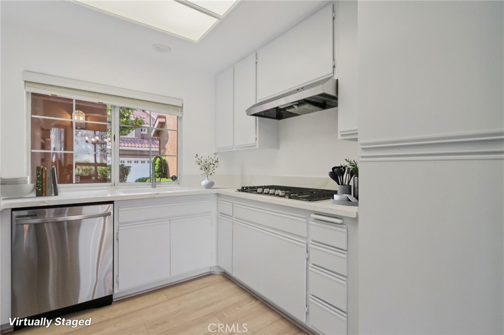 87 Matisse Circle, Unit CI42 Aliso Viejo, CA 92656 - Photo 5 of 19 a kitchen with a stove and a sink